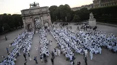 Para peserta dalam balutan serba putih  berkumpul untuk Dinner en Blanc atau "makan malam putih" di Tuileries Gardens, Paris, Kamis (6/6/2019). Gelaran yang berlangsung sejak 1988 ini dilengkapi dengan meja makan yang dihiasi taplak, kursi dan peralatan makan bernuansa putih. (Lucas BARIOULET/AFP)