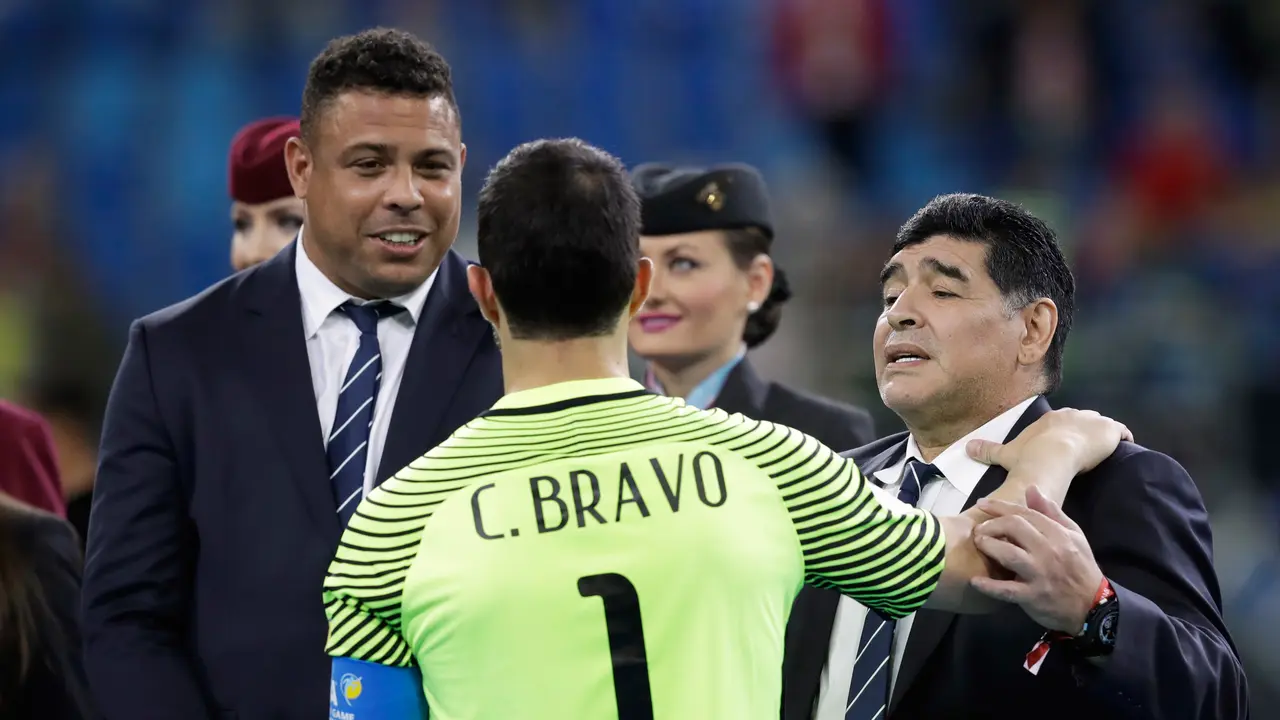 Ronaldo dan Diego Maradona berbincang dengan kiper Chile, Claudio Bravo usai final Piala Konfederasi 2017 melawan Jerman. Jerman menang 1-0 atas Chile.