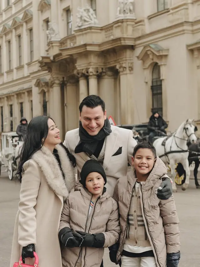 Gaya Romantis Titi Kamal dan Christian Sugiono Liburan di Austria, Vibesnya Putri dan Pangeran Kerajaan dengan Baju Musim Dingin Kembaran