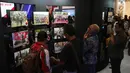 Pengunjung mengamati karya-karya foto pemenang Anugerah Jurnalistik Polri 2018 di Gandaria City, Jakarta, Rabu (18/7). Terdapat 641 peserta yang mengikuti lomba melalui karya jurnalistik, foto dan komik. (Liputan6.com/Arya Manggala)