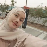 Lihat di sini gaya Dinda Hauw dan Rey Mbayang buka puasa di Madinah. [@dindahw].