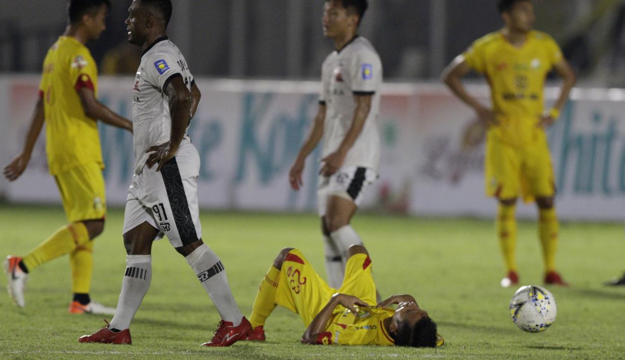 Pemain Bhayangkara FC tampak lesu usai laga melawan Madura United pada laga Liga 1 2019 di Stadion Madya, Jakarta, Senin (5/8). Kedua tim bermain imbang 1-1. (Bola.com/M iqbal Ichsan)