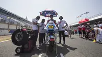 Dimas Ekky Pratama jelang start balapan FIM CEV Moto2 Jerez. Tampak kru tim Pertamina Mandalika memakai atribut HUT Kemerdekaan Indonesia. (Istimewa)