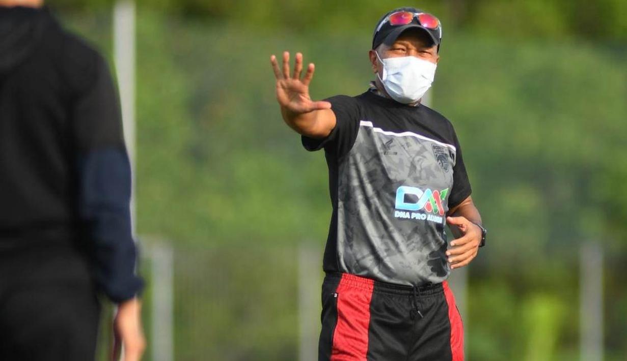 Fakhri Husaini baru tiba di pertengahan musim untuk melatih Borneo FC. Dalam delapan laga terakhir, Fakhri Husaini berhasil meraih dua kemenangan, tiga imbang dan tiga kalah. Saat ini Borneo FC duduk di posisi enam klasemen sementara Liga 1 2021-2022 dengan 39 poin. (Bola.com/Nandang Permana)