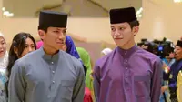 Meski bukan adik sedarah, Mateen dan Wakeel kerap terlihat bersama. Misalnya saja keduanya kompak mengenakan busana pria khas Melayu lengkap dengan pecinya. [@dytmabdulwakeel]