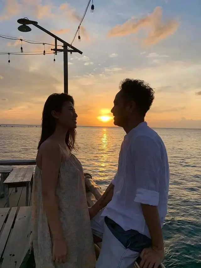 Sebulan Menikah, Ini 7 Momen Mesra Marthino Lio dan Delia Husein