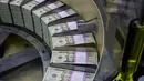 Paket uang kertas 20 USD yang baru dicetak diproses untuk bundling dan pengemasan di Biro Pengukiran dan Percetakan AS, Washington, Amerika Serikat, Jumat (20/7). (Eva HAMBACH/AFP)