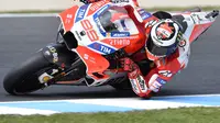Pembalap Ducati, Jorge Lorenzo ingin segera melupakan hasil balapan MotoGP Australia 2017 di Sirkuit Phillip Island, Minggu (22/10/2017). (PAUL CROCK / AFP)