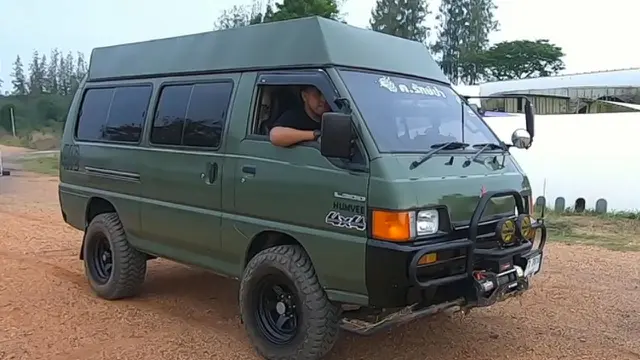 Tampilan Depan Mitsubishi L300 Campervan.