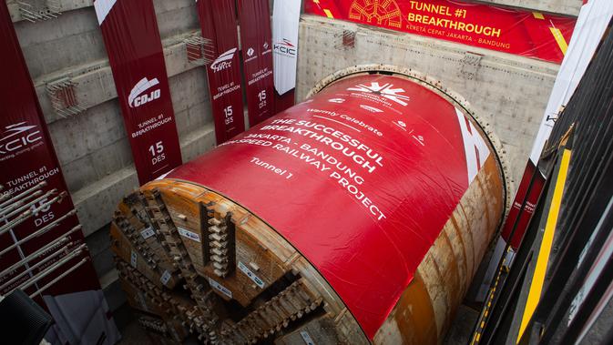 Foto yang diabadikan pada 15 Desember 2020 ini menunjukkan penembusan terowongan No. 1 dari proyek Kereta Cepat Jakarta-Bandung (KCJB) di Jakarta. Terowongan tersebut akan menampung dua lintasan kereta cepat di dalamnya. (Xinhua/Du Yu)