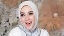 Saat syukuran, Syahrini mengenakan dress putih senada dengan outer dan kerudungnya. Ia juga membawa tas Hermes ungu model kelly doll matte alligator nya. [@princessyahrini]