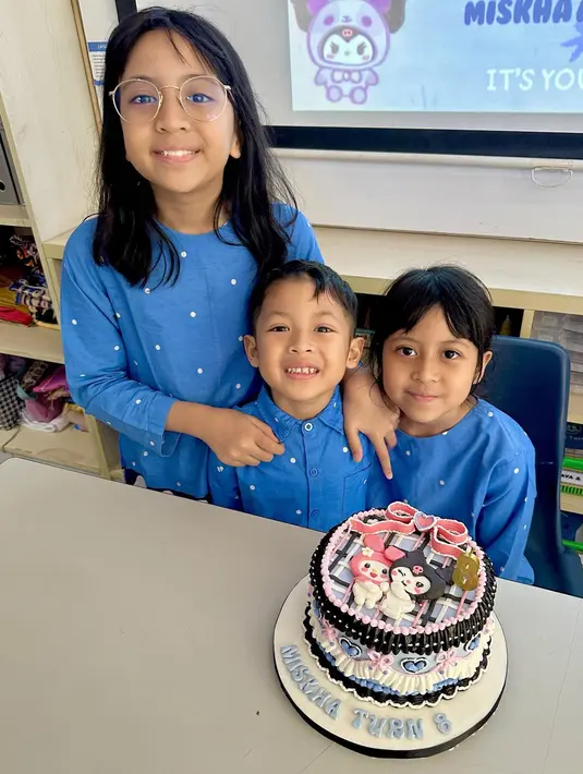 <p>Miskha berpose bersama kakaknya, Megumi, dan adiknya, Miguel. Mereka kompak tersenyum ke arah kamera. (Foto: Instagram/ desta80s)</p>