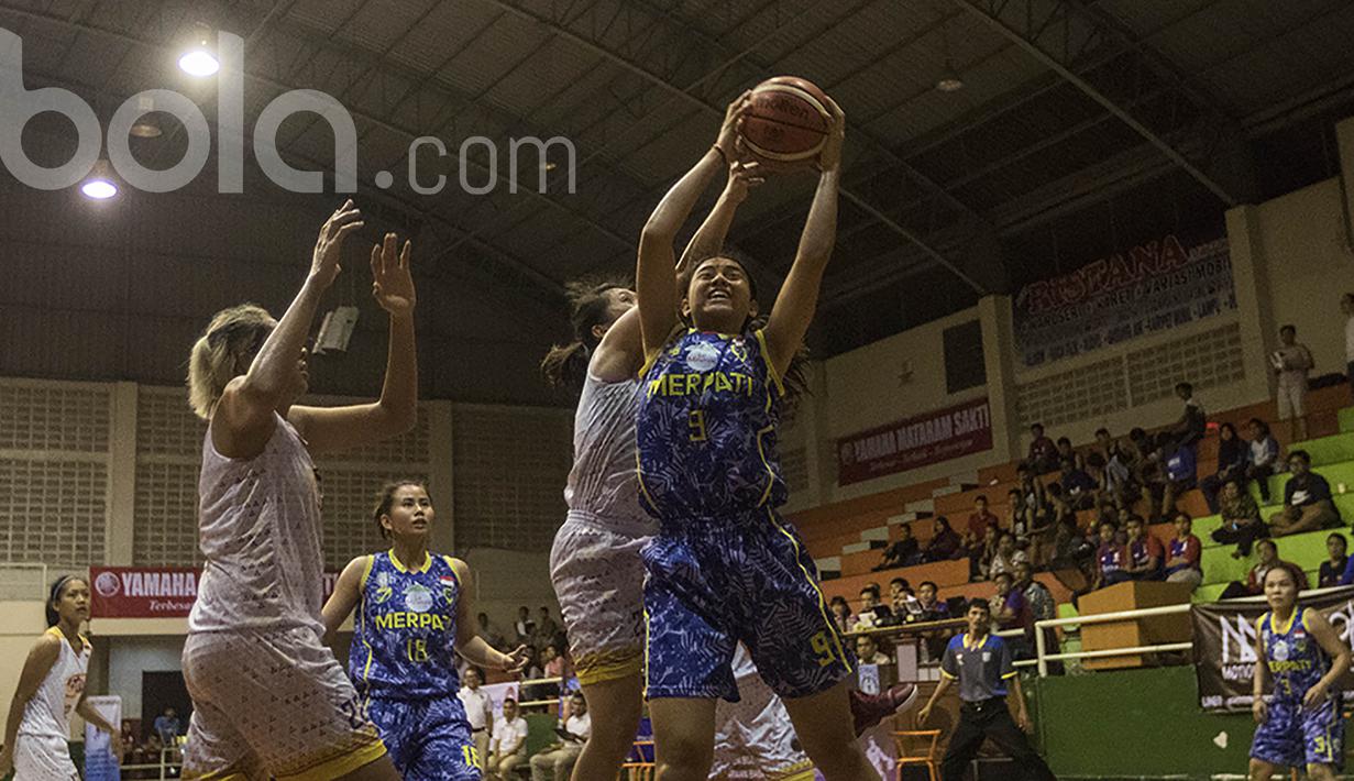 Pebasket Merpati Bali, Dewa Ayu, melakukan rebound saat melawan Surabaya Fever pada laga semifinal Sahabat Cup 2017 di GOR Sahabat Semarang, Jawa Tengah, Jumat (21/4/2017). Merpati kalah 55-67 dari Fever. (Bola.com/Vitalis Yogi Trisna)