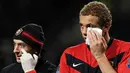 Bek Manchester United, Wes Brown (R) menerima perawatan menyusul cedera di pipinya di laga lawan Tottenham Hotspur yang berlangsung di Old Trafford, 1 Desember 2009. AFP PHOTO / PAUL ELLIS 