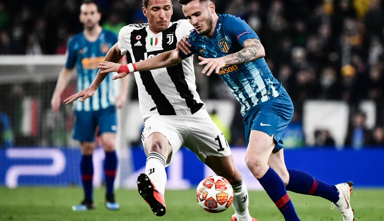 Aksi Saul Niguez lewati Mario Mandzukic pada laga kedua, babak 16 besar Liga Champions yang berlangsung di Stadion Allianz, Turin, Rabu (13/3). Juventus menang 3-0 atas Atl Madrid. (AFP/Marco Bertorello)