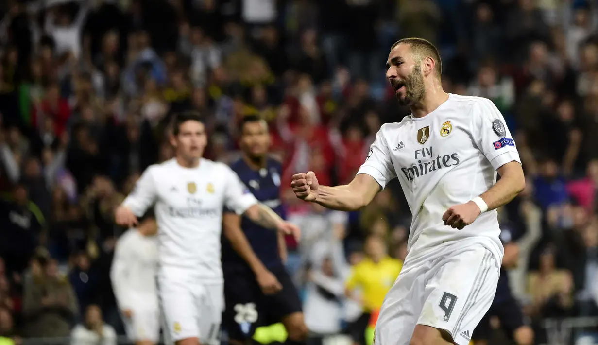Pemain Real Madrid, Karim Benzema merayakan golnya ke gawang Malmo FF  pada lanjutan Liga Champions Grup A di Stadion Satiago Bernabeu, Rabu (9/12/2015) dini hari WIB. (AFP Photo/ Pierre-Philippe Marcou)