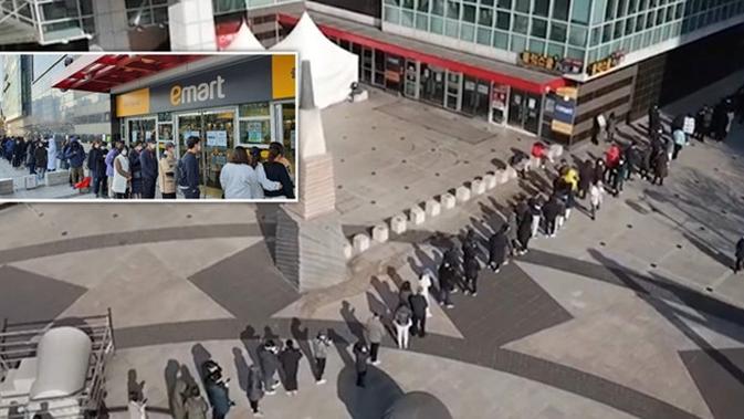 Ribuan warga Daegu mengantri untuk membeli masker cegah virus Corona. (Sumber: Metro.co.uk)