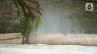 Selang penyedot air mengalami kebocoran saat digunakan untuk menyedot banjir yang menggenangi underpass Kemayoran, Jakarta, Senin (3/2/2020). Curah hujan tinggi menyebabkan banjir yang menggenangi kawasan tersebut lama surut sehingga menutup arus lalu lintas. (Liputan6.com/Immanuel Antonius)