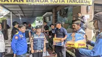 Dinas Sosial Kota Tangerang bersama Polsek, Koramil, RT, RW dan Kader setempat, memberikan bantuan untuk warga terdampak banjir di Kota Tangerang. (Dok. Liputan6.com/Pramita Tristiawati)