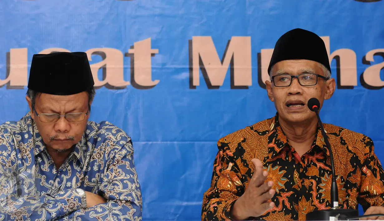Ketua Umum PP Muhammadiyah, Haedar Nashir (kanan) memberi tanggapan usai pembacaan pernyataan sikap PP Muhammadiyah terhadap Pilkada Serentak 15 Februari di Jakarta, Senin (13/2). Ada tujuh butir pernyataan sikap. (Liputan6.com/Helmi Fithriansyah)