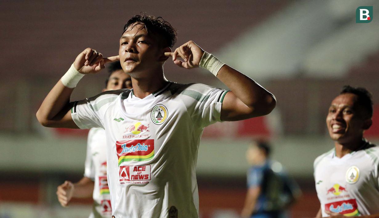 Selebrasi pemain PS Sleman, Saddam Emiruddin Gaffar usai menjebol gawang Persib Bandung dalam laga leg pertama semifinal Piala Menpora 2021 di Stadion Maguwoharjo, Sleman, Jumat (16/4/2021). PS Sleman kalah 1-2 dari Persib. (Bola.com/Ikhwan Yanuar)