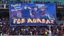Para penonton membentangkan poster dalam laga persahabatan antara legenda Barcelona melawan legenda Real Madrid yang berlangsung di DY Patil Stadium, Navi Mumbai, India. (AFP/Punit Paranjpe)
