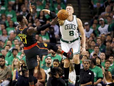 Pemain Atlanta Hawks, Dennis Schroder (17), berduel dengan pemain Boston Celtics, Jonas Jerebko (8), pada laga play off NBA di TD Garden, Sabtu (23/4/2016) WIB. (Reuters/David Butler II-USA TODAY Sports)
