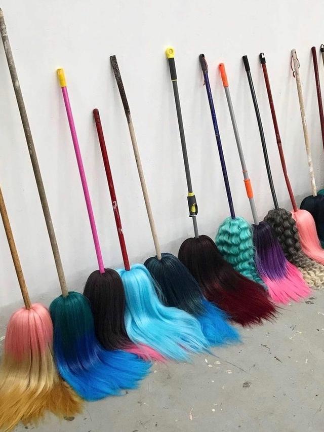 6 Potret Sapu dengan Bentuk Nyeleneh, Ada yang Terbuat dari Boneka