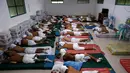 Pengguna narkoba beristirahat di Pusat Rehabilitasi Narkoba di Pampanga Luzon, Filipina Utara pada 1 Oktober 2016. Kebijakan Presiden Duterte membuat ribuan pengguna narkoba tobat. (REUTERS/ Erik De Castro)