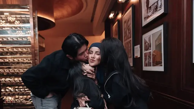 Gaya Badass Olla Ramlan Bareng Anak-Anak Tercinta (credit: instagram/ollaramlan)