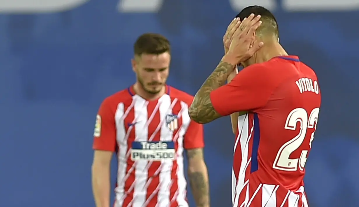 Pemain Atletico Madrid tampak kecewa usai ditaklukkan Real Sociedad pada laga La Liga di Stadion Municipal de Anoeta, Kamis (19/4/2018). Real Sociedad menang 3-0 atas Atletico Madrid. (AFP/Ander Gillenea)