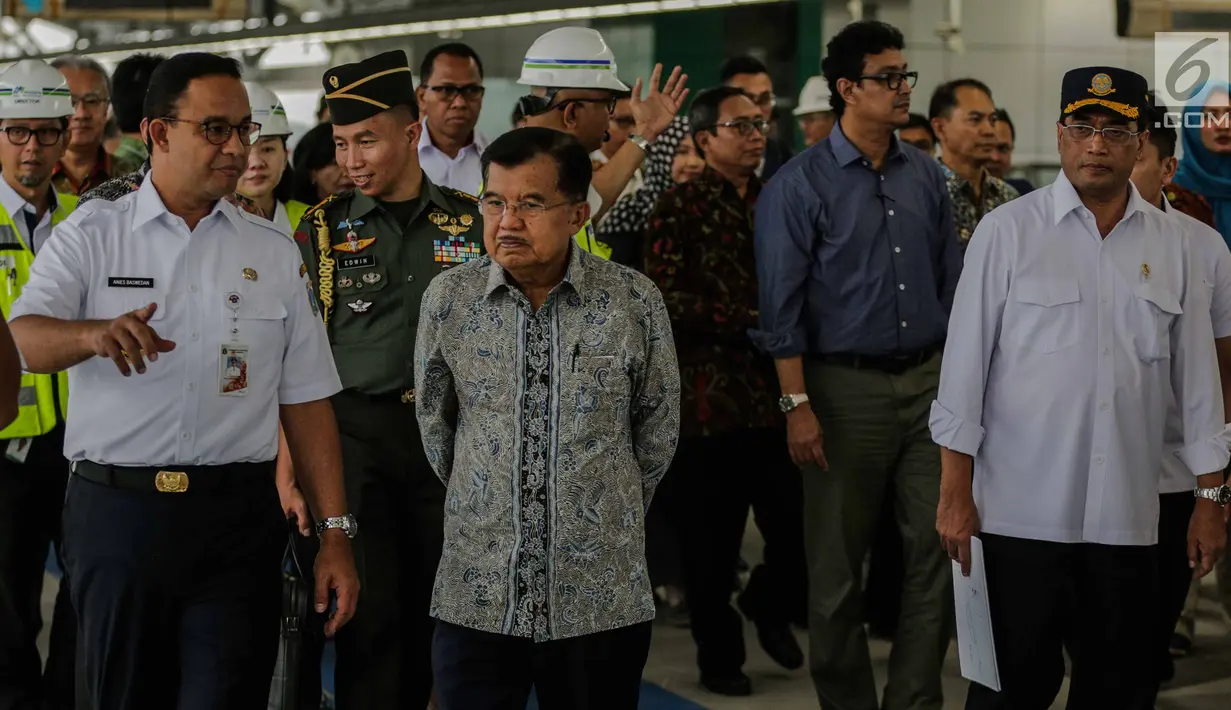 Wakil Presiden Jusuf Kalla (tengah) didampingi Gubernur DKI Anies Baswedan dan Menteri Perhubungan, Budi Karya Sumadi meninjau pengoperasian MRT (Mass Rapid Transit) dari Stasiun Bundaran HI, Jakarta, Rabu (20/2). (Liputan6.com/Faizal Fanani)
