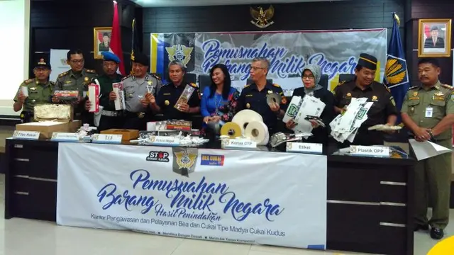 ‎Direktorat Jenderal Bea dan Cukai (DJBC) Kudus, Jawa Tengah memusnahkan jutaan batang rokok ilegal. (Fiki/Liputan6.com)