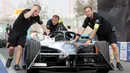 Kru paddock Jaguar Tcs Racing mempersiapkan mobil milik Sam Bird jelang balapan Formula E di Sirkuit International E-Prix Circuit (JIEC), Ancol, Jakarta, Jumat (02/06/2023). (Bola.com/M Iqbal Ichsan)