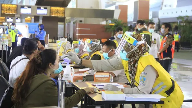 Pemeriksaan kesehatan calon penumpang di Bandara Internasional Soekarno Hatta