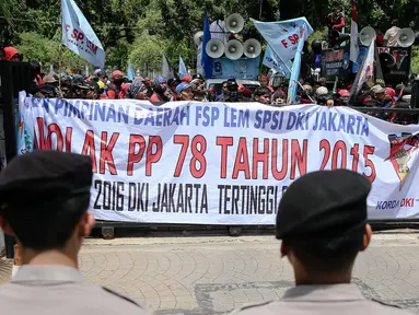 Sejumlah aparat kepolisian menjaga aksi unjuk rasa di depan Gedung Balaikota, Jakarta, Kamis (25/11). Dalam aksinya para buruh menuntut pencabutan PP Nomor 78 Tahun 2015 tentang pengupahan. (Liputan6.com/Faizal Fanani)