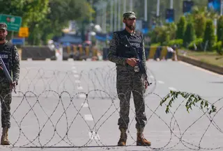 Tentara berjaga di pos pemeriksaan untuk memastikan keamanan menjelang kemungkinan negosiasi antara Amerika Serikat dan Iran di ibu kota Pakistan, Islamabad, Jumat 10 April 2026. Jelang pelaksanaan perundingan damai antara Amerika Serikat dan Iran, yang dijadwalkan berlangsung pada Jumat 10 April 2026, otoritas Pakistan memperketat keamanan di Islamabad. (AP Photo/Anjum Naveed)