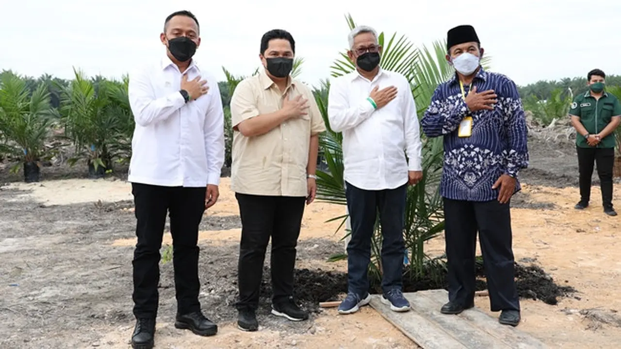 CEO PTPN V Jatmiko Santosa (kiri) bersama Menteri BUMN Erick Tohir beberapa waktu lalu.