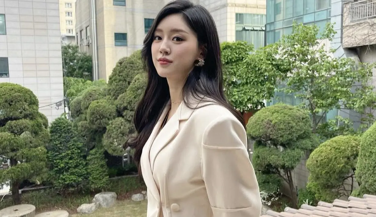 “Saya benar-benar tidak menyangka akan berdiri di sini. Saya pikir alasan mengapa saya datang ke sini adalah untuk menjadi orang yang lebih baik di masa depan, berkomunikasi dengan banyak orang, dan mempromosikan kecantikan,” ungkapnya lagi. Dok. Instagram @4x4ischoi