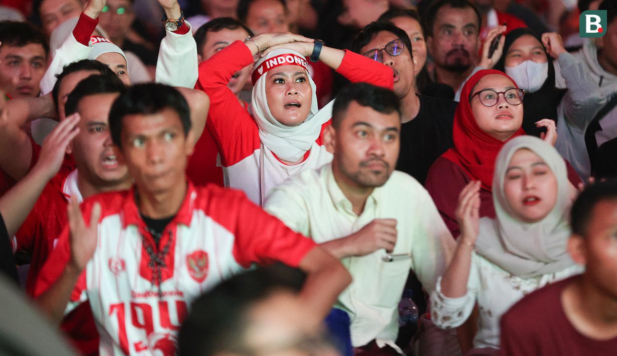 Fans Garuda tampak tegang pada saat nonton bareng pertandingan Timnas Indonesia vs China di Kompleks Stadion Utama Gelora Bung Karno (SUGBK), Senayan, Jakarta, Selasa (15/10/2024) malam WIB. (Bola.com/Abdul Aziz)