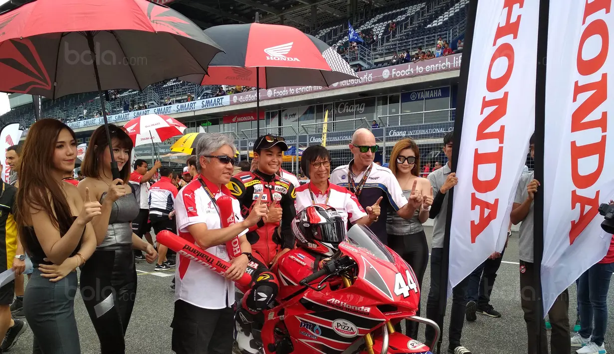 Para Umbrella Girl memayungi pebalap saat Asia Road Racing Championship (ARRC) 2017 di Sirkuit Buriram, Thailand, Sabtu (2/12/2017). Kehadiran para umbrella girl menjadi daya tarik tersendiri di lintasan balap. (Bola.com/Muhammad Wirawan)