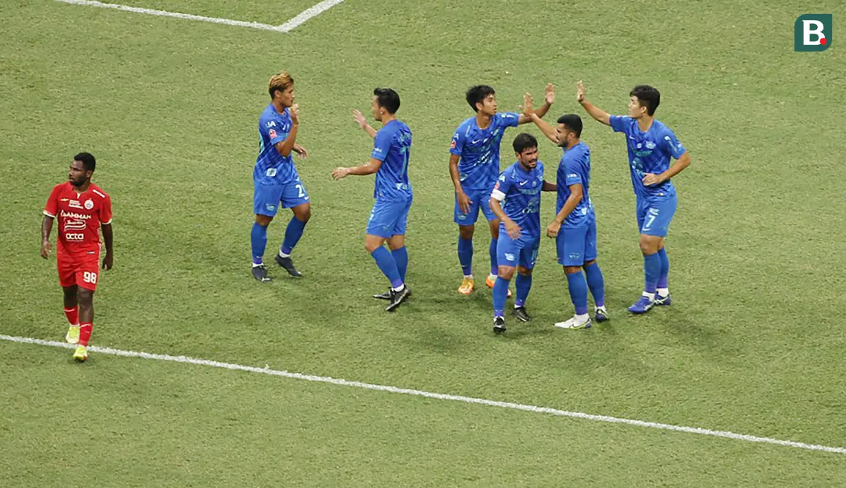 <p>Para pemain Chonburi FC merayakan gol ke gawang Persija Jakarta saat laga persahabatan antara Persija Jakarta menghadapi Chonburi FC dalam rangka Grand Launching Jakarta International Stadium (JIS), Minggu (24/7/2022). (Bola.com/M Iqbal Ichsan)</p>