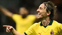 Pemain AC Milan, Luka Modric, merayakan gol yang dicetaknya ke gawang Bologna pada pekan 3 Liga Italia Serie A di Stadion San Siro, Senin (15/9/2025) dini hari WIB. (Stefano RELLANDINI / AFP)
