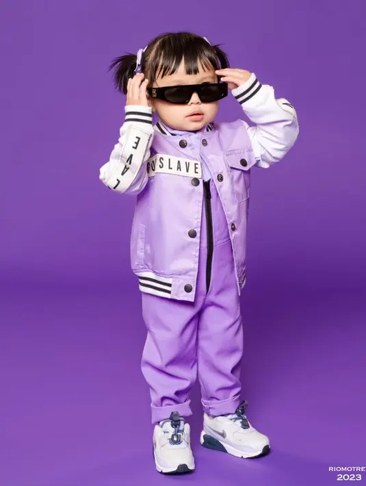 Belum lagi dengan gayanya mengenakan kacamata hitam dan sneakers putih [@riomotret]