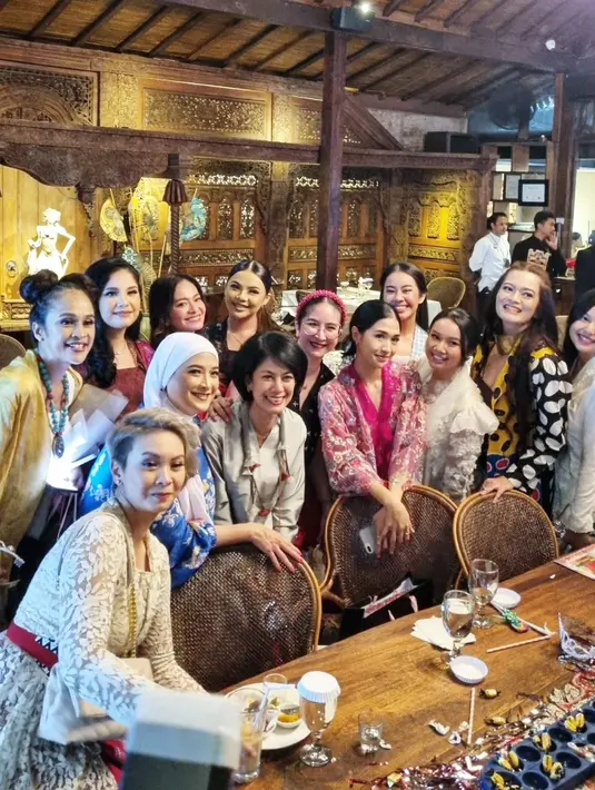 Setelah masuk dalam majalah remaja tersebut, namanya mulai populer hingga mendapat tawaran model, hingga syuting sinetron. [Instagram/novitaangie]