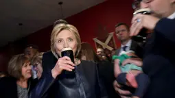 Kandidat calon presiden Amerika Serikat dari Demokrat, Hillary Clinton meminum bir bersama rekan - rekannya di bar lokal, Youngstown , Ohio , (12/3). Acara ini dilakukan setelah berhentinya masa kampanye Hillary Clinton. (REUTERS / Carlos Barria)