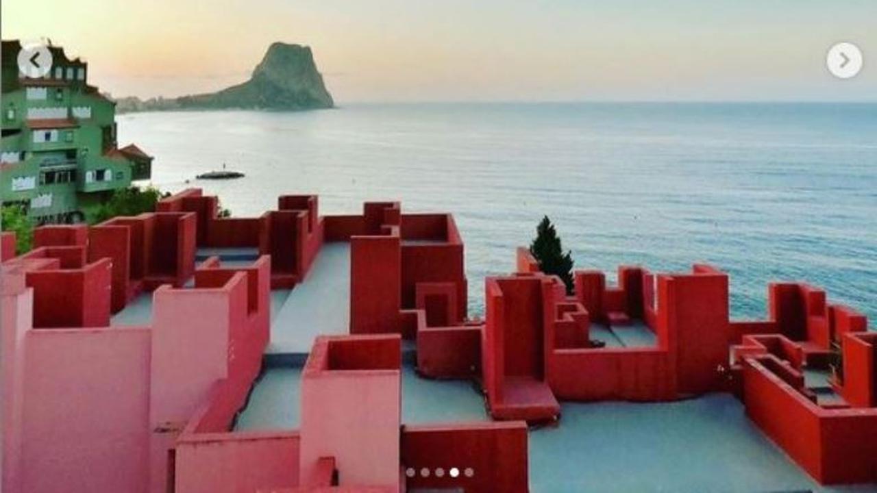 Di Spanyol ada Bangunan Mirip Markas Squid Game