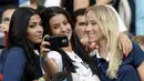 Sandra (kanan) saat bersama Ludivine Sagna dan Mazda Magui di Maracana Stadium, Rio de Janeiro (25/07/2014) (AFP Photo/FRANCK FIFE)