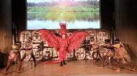 Pementasan teater oleh Teater Koman ini mengisahkan Papua yang diserang naga jahat