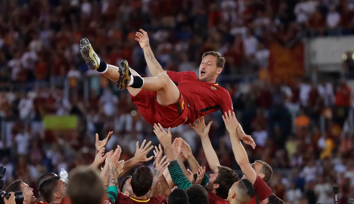 Kapten AS Roma, Francesco Totti dilempar ke udara usai pertandingan Liga Italia Serie A melawan Genoa di Stadion Olimpico, Minggu (28/5). Totti yang telah berusia 40 menyatakan gantung sepatu setelah musim ini berakhir (AP Photo/Alessandra Tarantino)
